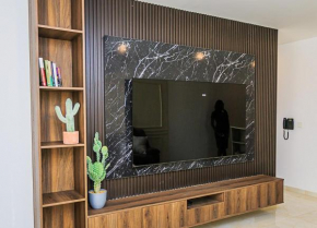 luxury 1 br 7 mins from Airport, with Gym & Pool